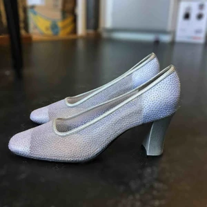  - Vintage klackskor med glitterprickar. Satinklackar & lädersulor. Aldrig använda av mig. Vissa slitningar på glitterprickarna (främst på insidan av häl, bild 3) & missfärgning av lim vid häl och insida. Kan skicka fler bilder på skavanker om så önskas. 