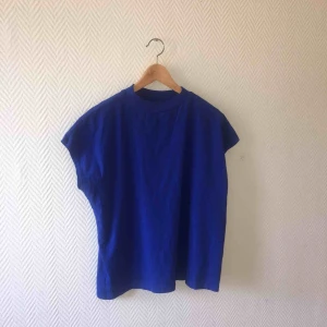  - Mörkblå tshirt från weekday, knappt använd o säljes därför! 