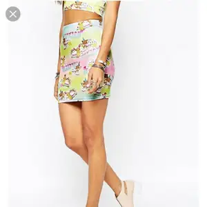 Så söt kjol från Kuccia med japanskt inspirerat tryck. Första bilden är tagen från ASOS.com som sålde den för några år sedan. Kan fraktas om köparen står för frakten. Kan mötas upp i Stockholm. Tar swish. 