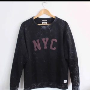  - Stonewash Hilfiger Denim sweatshirt i fint skick(8/10). Inköpt för 1000kr 