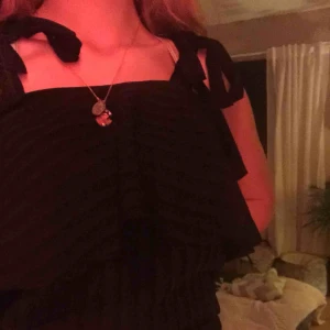  - linne med flera lager. inte genomskinligt men lagrerna är i tunt material. det är lite randigt. går att knyta banden över axlarna. i princip aldrig använt.