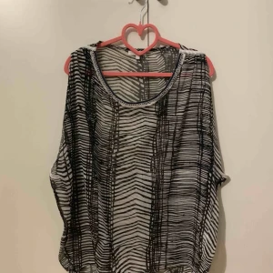 Topp - Topp i storlek 40, fin skick, finns i Odenplan Stockholm. Kan skicka via post, 