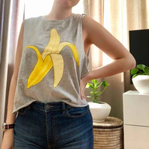  - Grått linne med tryck. Superhärligt till sommaren!