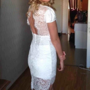  - Klänning använd en gång till studenten. Lite större i storleken, skull kunna passa en 36 också. Köparen står för frakt 💛