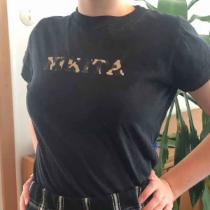  - skitsnygg nikita tröja! storlek M i barnstorlek men sitter som XS 