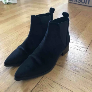  - Boots i sammetsmaterial. Använda endast 1-2 ggr så de är som nya! Skickar ej, möts upp i Sthlm.  