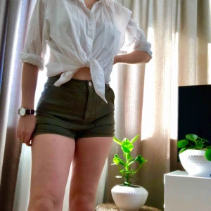  - Militärgröna shorts med hög midja från River Island. Lite för stora för mig men sitter supersnyggt på!