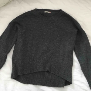  - Supermysig oversized stickad tröja! Lite nopprig och använd- därav det låga priset. Frakt tillkommer, annars kan vi mötas på söder! 😊