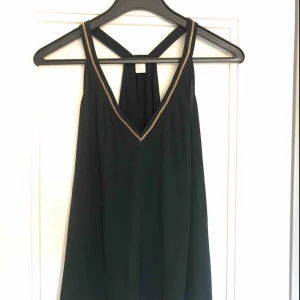  - Mörkgrönt v-ringat linne med gulddetaljer. Använd fåtal gånger, i fint skick. Köparen står för frakten. Kan även mötas upp i Växjö, Lidköping eller Göteborg 💫