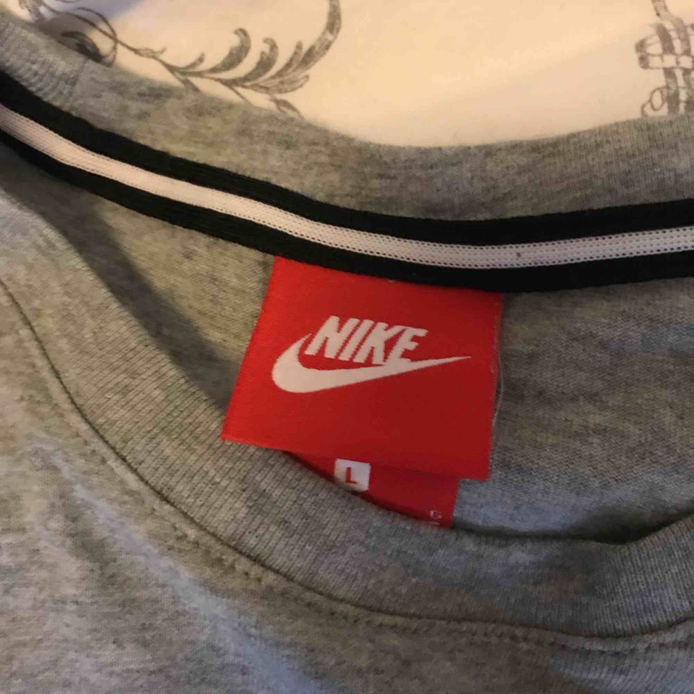 En grå Nike air t-shirt knappt använd 🥰. Huvtröjor & Träningströjor.