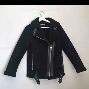  - Svart bikerjacka med svart foder. Storlek S, fint skick!