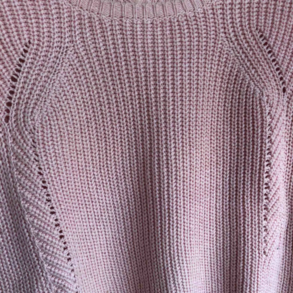 En rosa stickad tröja från Tommy Hilfiger, ser nästintill oanvänd ut. Lite längre i modellen, en fin passform.. Stickat.