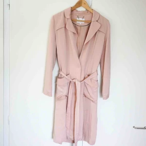  - Ljusrosa kappa i linnematerial, perfekt för våren/sommaren.