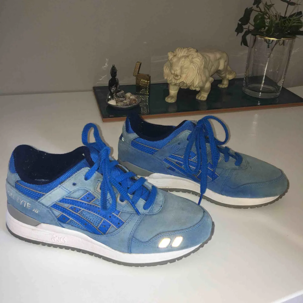 Att par blå coola asics sneakers. Använda väldigt lite. Frakt tillkommer.. Skor.