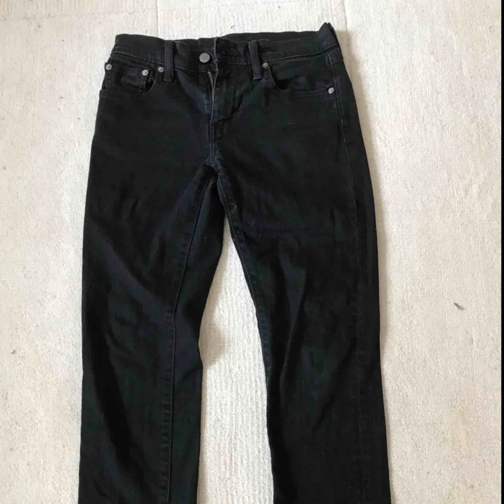Levis byxor svarta original pris 700kr använda runt 3 månader, inga hål jättefint skick frakt på 35kr. Jeans & Byxor.