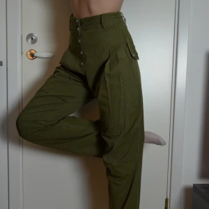  - Helt nya VILA byxor. Jättesköna och sjukt snygga!  Jag kan mötas i Stockholm, Järfälla, Uppsala eller skicka med posten :) 