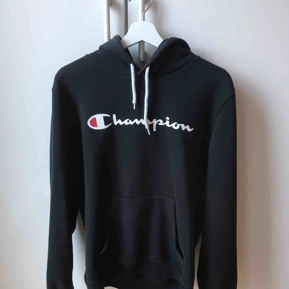Svart Champion hoodie köpt här på plick. Super bekväm och snygg!! Säljs pga ej använder💕💕. Hoodies.