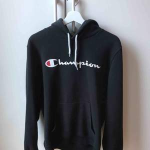 Svart Champion hoodie köpt här på plick. Super bekväm och snygg!! Säljs pga ej använder💕💕