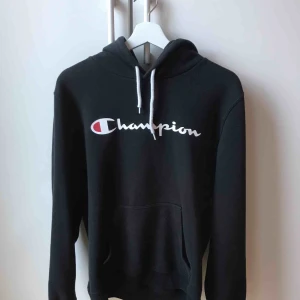  - Svart Champion hoodie köpt här på plick. Super bekväm och snygg!! Säljs pga ej använder💕💕