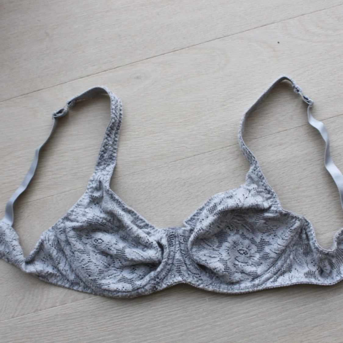 Snygg grå spets BH. Retro modell ,helt oanvänd!  - 1398686723