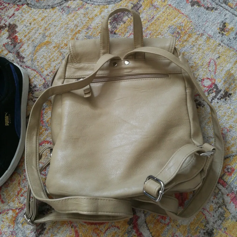 Snygg skinn mini ryggsäck köpt secondhand för 300 kr. Beige färg och super fin! . Väskor.