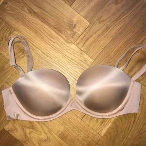  - Push-up bh från victoria’s secret! Storleken är 32C vilket motsvarar 70C. Går att ha strapless, med band, korslagda band etc💕 köpare står för frakt!