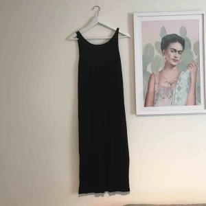  - Fin sommarklänning från Monki. Den är lite djupare i ryggen 🌷✨Inköpt för 500kr