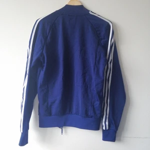 Blå Adidas-jacka i fint skick - Blå Adidas-jacka i fint skick