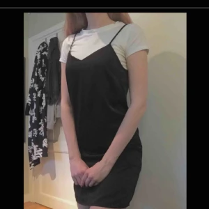  - Svart klänning med justerbara band på ryggen 