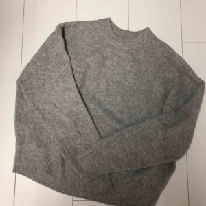  - Mysig grå stickad