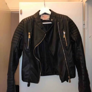  - Säljer min motojacket från chiqulle den är som ny.