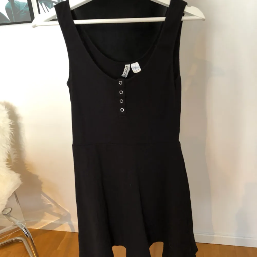 Bekväm kort klänning från H&M, Skickas mot fraktkostnad 39kr. Klänningar.