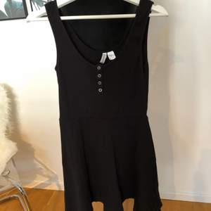 Bekväm kort klänning från H&M, Skickas mot fraktkostnad 39kr