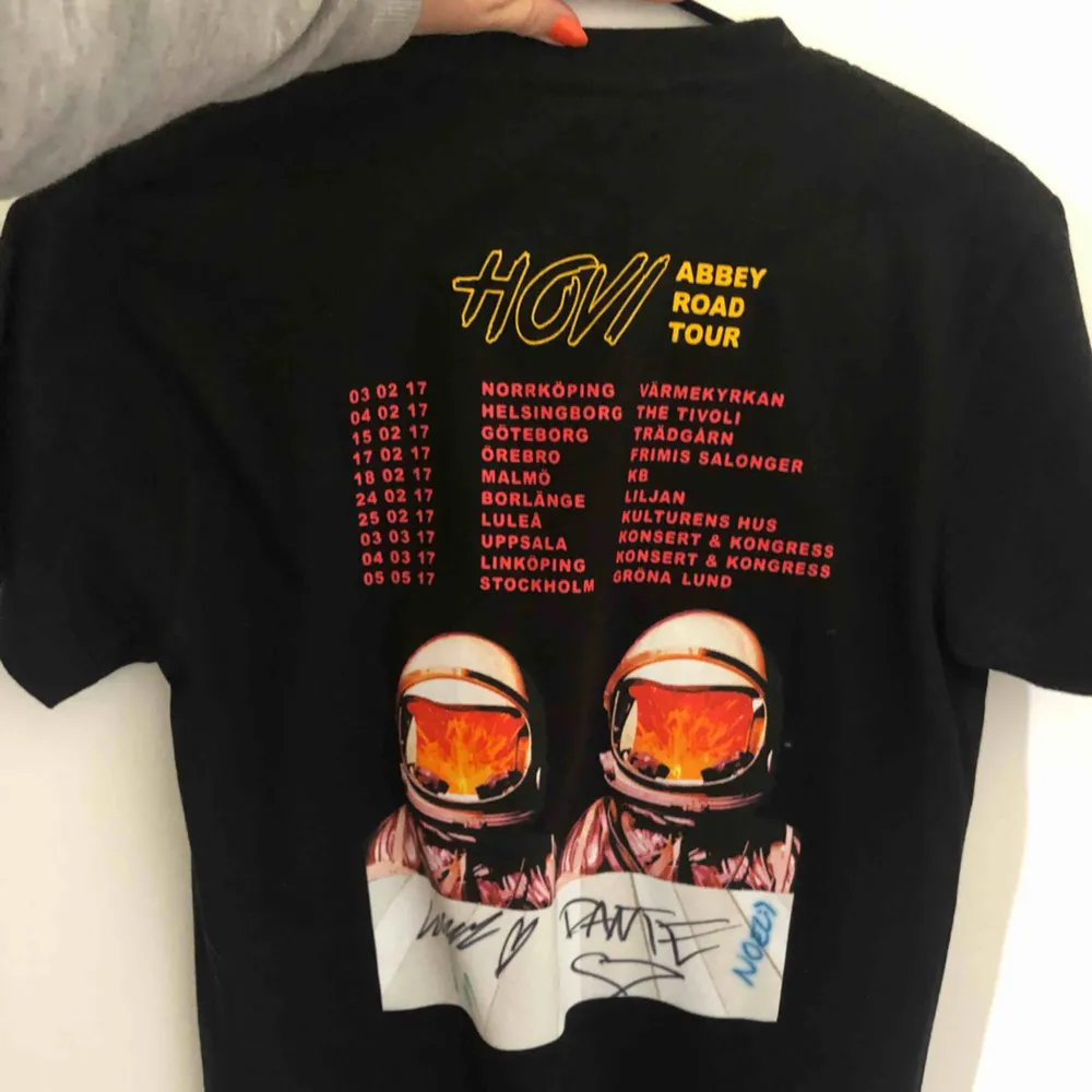 Säljer min signerade hov1 t-shirt! Från Abbey Road tour. Köpte den på Uppsala showen! Frakt tillkommer :). T-shirts.