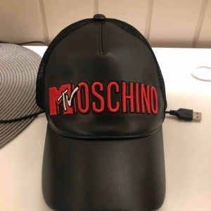  - Säljer denna snygga H&M X moschino keps, 400kr plus frakt