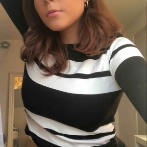  - randig tröja från zara, sitter rätt tajt skulle säga att den mer är en s än en m!!!