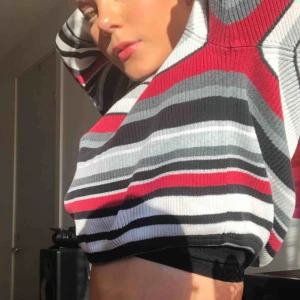  -  randig relativt kort och "pösig" polo från Jones New York, vet ej storlek skulle säga kanske 36 men funkar nog även större då den är rätt stor i sig. 