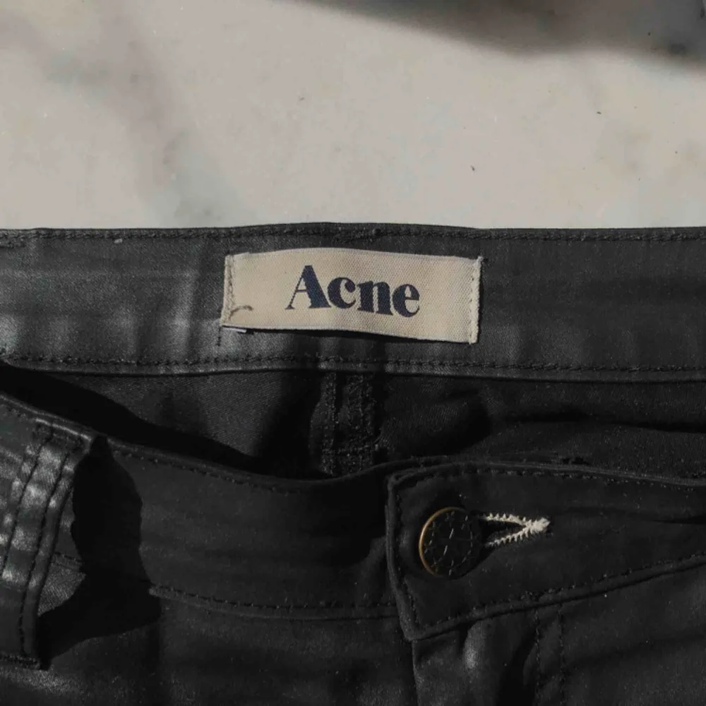 Snygga Acne-byxor i svart. Tyget är halvblankt och ”vaxat”, se bilder. I bra skick.  . Jeans & Byxor.