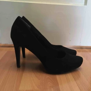  - Svarta basic klackar från Tamaris endast använda en gång! Det står att det är strlk 39 men det är antagligen 37 då dem är för små för mig som har strlk 38! Klacken är ca 10 cm hög. Fraktar inte utan möts upp i Stockholm!🌼