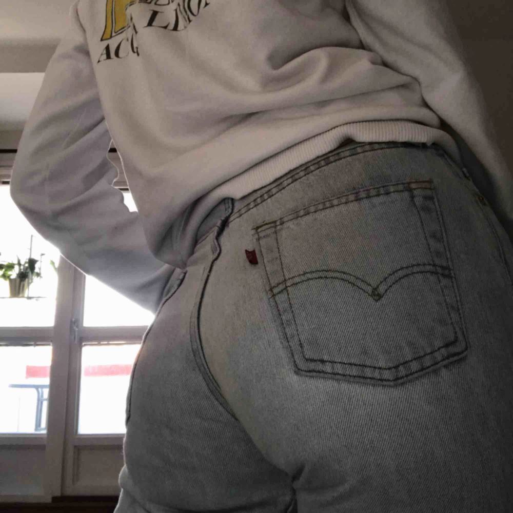 ljusa Levi’s jeans i bra skick, jag är 173 cm lång så kolla sista bilden vart de slutar på mig💕 köparen står för frakt. Jeans & Byxor.