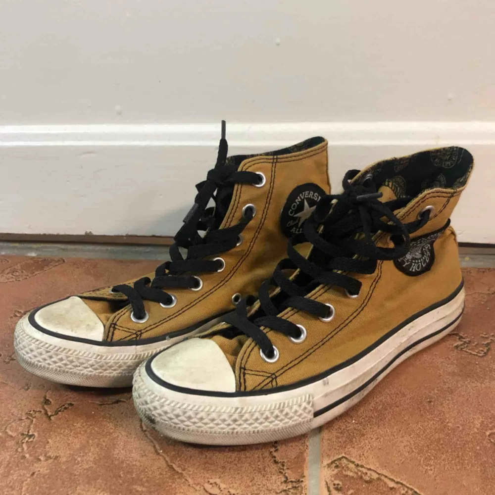 Coola Converse med Ramones logga på utsidan av båda skorna. Använda väldigt lite. Självklart äkta.. Skor.