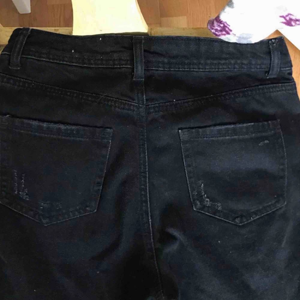 Svarta jeans, smutsen e på spegeln hehe😆. I nyskick. Modellen är 175 och de slutar ganska högt upp!  Köparen står för frakten💕✨. Jeans & Byxor.