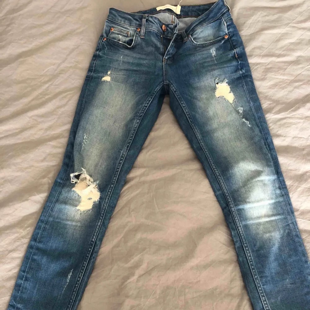 Jeans från GT. Slitningar och dragkedja vid benslut. . Jeans & Byxor.