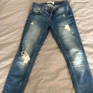 Jeans från GT. Slitningar och dragkedja vid benslut. 