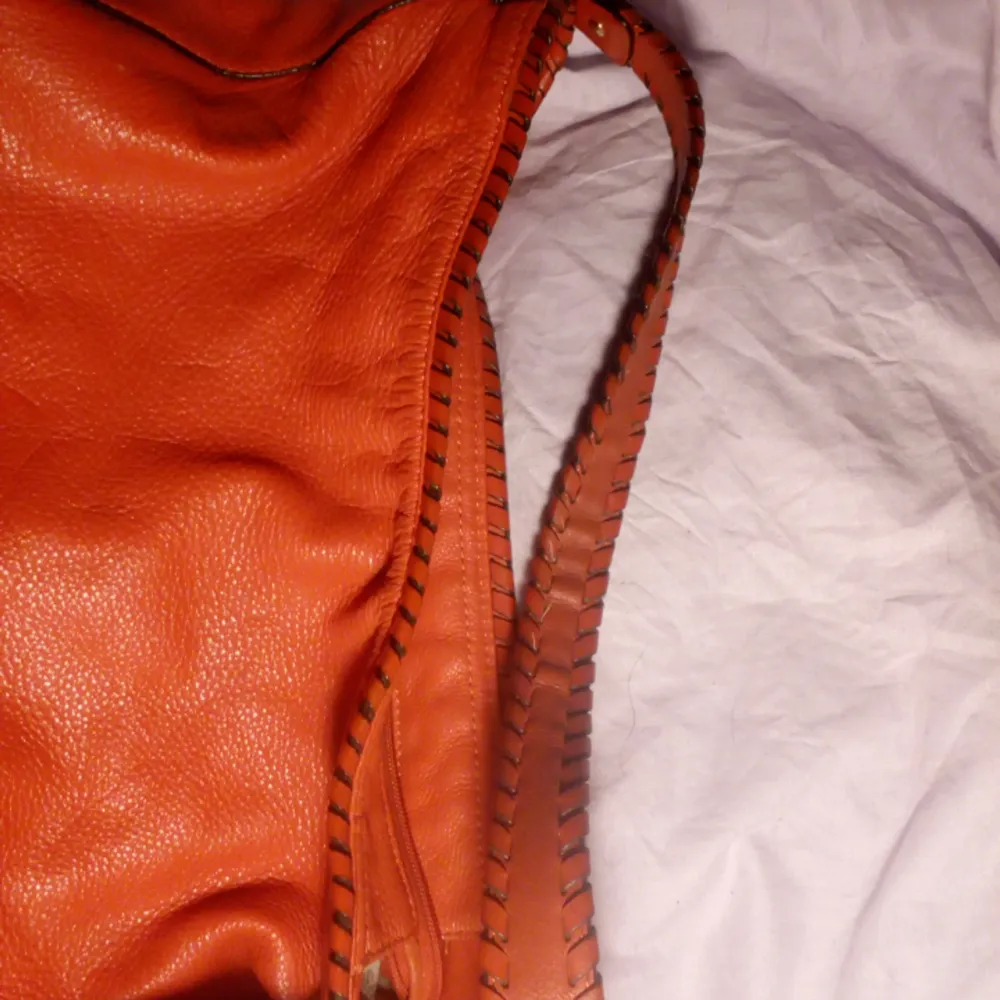 En helt underbar röd/orange väska fr Michael Kors, lite ovanlig modell i mjukt skinn, sparsamt använd o i mkt bra skick, passa på att få en dyr väska till ett mycket bra pris!!!! Nypris kommer inte ihåg exakt men i regonen lite över 4.000kr  Köparen betalar frakt. Väskor.
