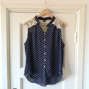  - Superfin mörkblå topp med vita små prickar. Skir spets upptill. 