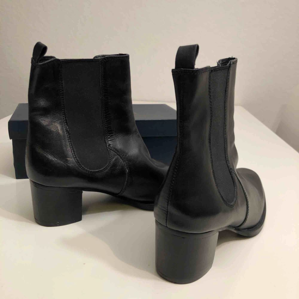 Nya, aldrig använda Rizzo boots i äkta läder. Tidlösa, klassiska och för alla tillfällen. Klack 5 cm, dra på modell, lite högre skaft. För små för mig :(. Skor.