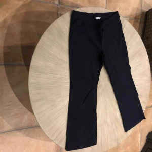  - Stretch bomulls byxa Filippa K mörk marinblå. Korta utsvängda ben 86 cm yttermått  Fint skick! 