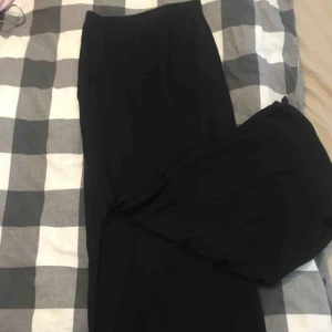  - Bara använd fåtal gånger, långkjol med slitsar på varsin sida av benen 