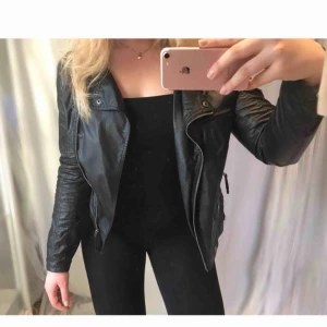  - ”Skinn”jacka i 100% polyester 🧥 ✨ Enkel passform ✨ Dragkedjor till detaljer på framsidan Köpt för ett antal år sedan, så troligtvis har inte så många andra en liknande jacka! (Nypris: 949kr)